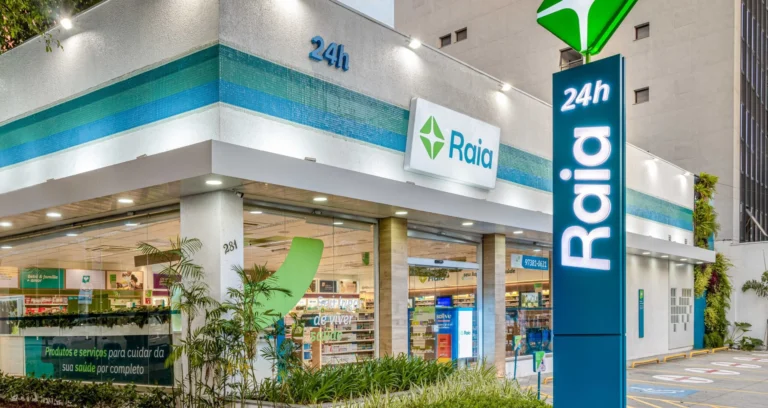 Raia Drogasil (RADL3): Safra prevê alta de 39% com geração de caixa recorde, mas Citi alerta para queda de 7,3%