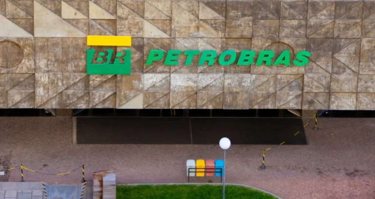 Petrobras (PETR4) amarga queda de quase 2% mesmo com lucro bilionário; entenda os motivos e o futuro da ação