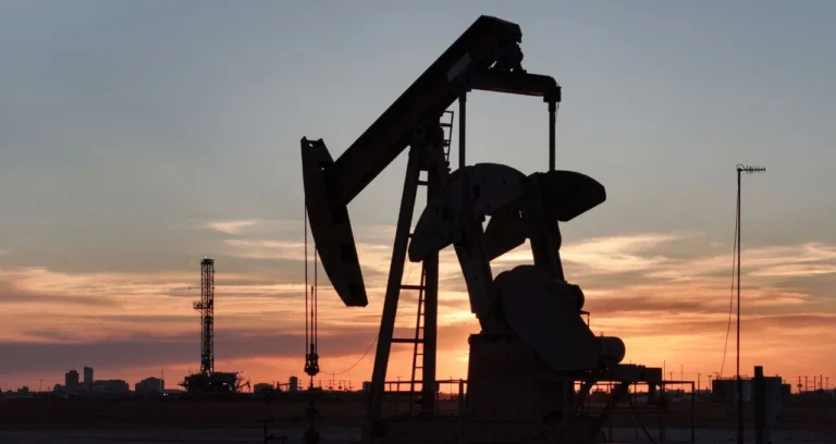 Petróleo Dispara Pelo 5º Dia: Impasse EUA-Irã no Estreito de Ormuz Mantém Tensões e Preços Elevados