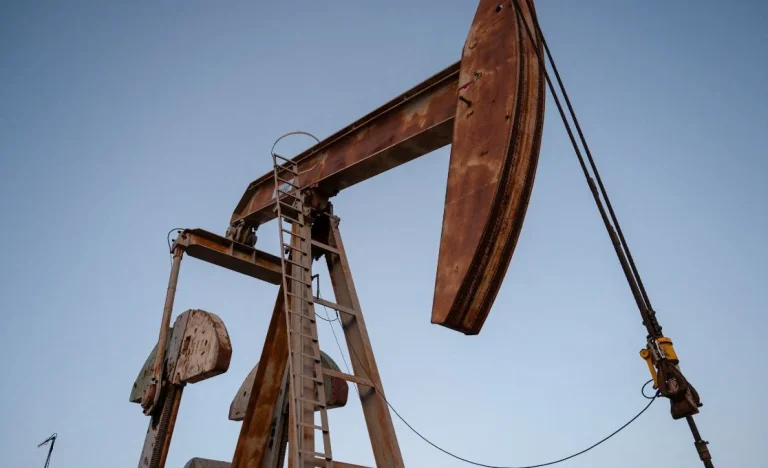 Petróleo em Queda: Trump estende trégua com Irã, mas tensão no Golfo Pérsico mantém preços altos e alerta global