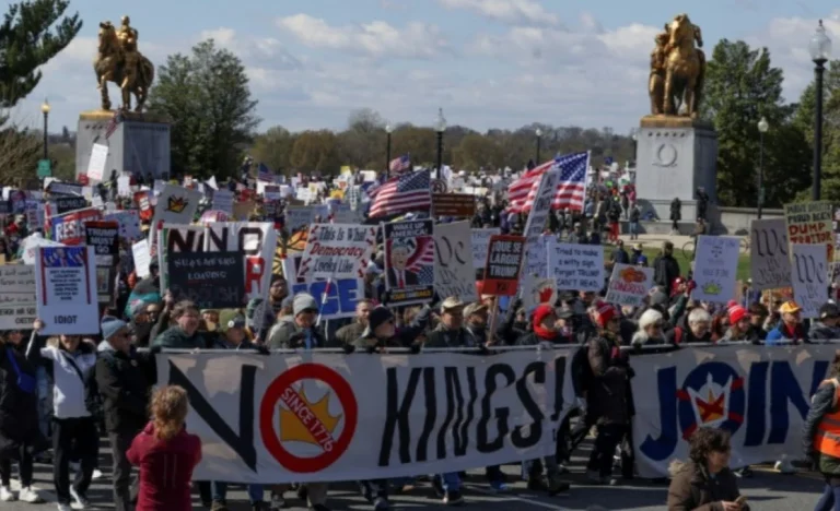 Milhões de Americanos Vão às Ruas Contra Trump: “O Povo Governará” em Protestos “No Kings”