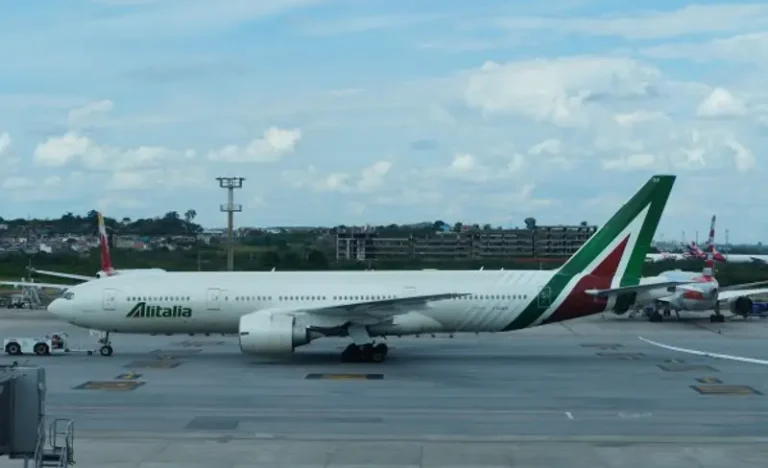 Caos aéreo na Itália: Milão, Veneza e Bolonha enfrentam restrição de combustível, voos são cancelados e tarifas podem subir após a Páscoa