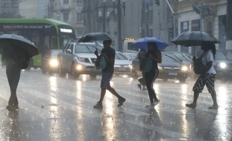 Alerta Brasil: Ciclone Extratropical e Frente Fria Desencadeiam Temporais e Ventania Severa em 3 Regiões a Partir de Segunda