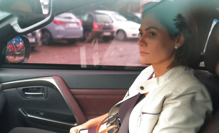 Michelle Bolsonaro revela melhora de Jair Bolsonaro: “Há seis dias sem soluços”, diz ex-primeira-dama, contrastando com relato de Carlos