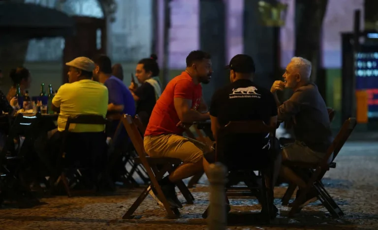 Preços Disparam: Setor de Serviços Brasileiro Trava em Março Pressionado por Inflação e Guerra no Oriente Médio