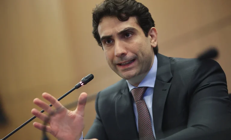 Galípolo defende sigilo de 8 anos na liquidação do Banco Master e compara Pix a assalto a banco