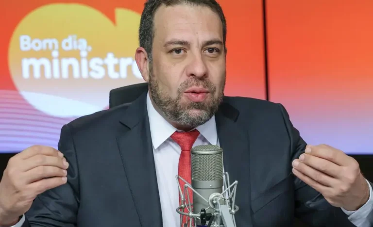 Guilherme Boulos critica regulamentação de entregadores por app: ‘Parecer traz retrocessos e é pior que o anterior’