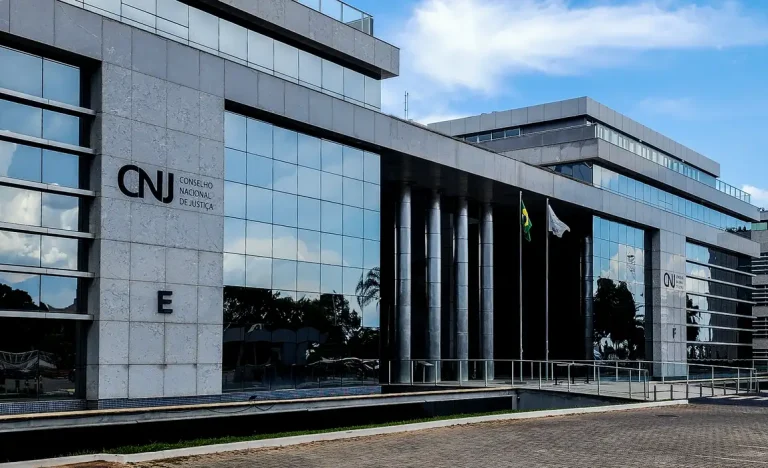 Fachin e CNJ aprovam “penduricalhos” para juízes e procuradores, desafiando decisão do STF sobre supersalários