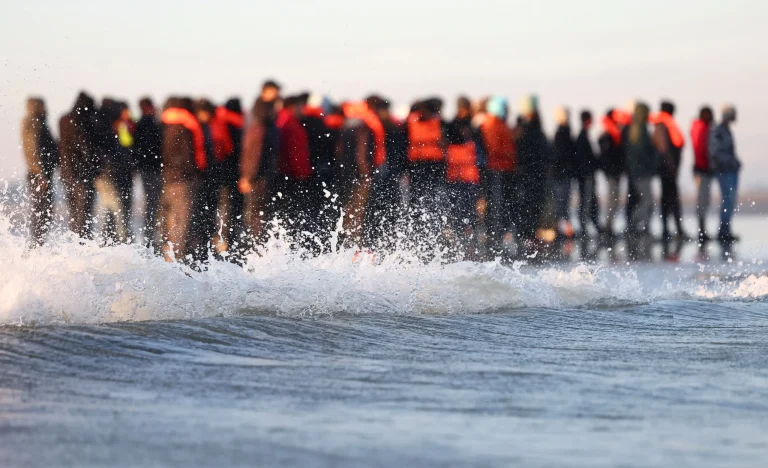 Tragédia no Canal da Mancha: 4 Imigrantes Morrem ao Tentar Cruzar para o Reino Unido em Bote Inflável