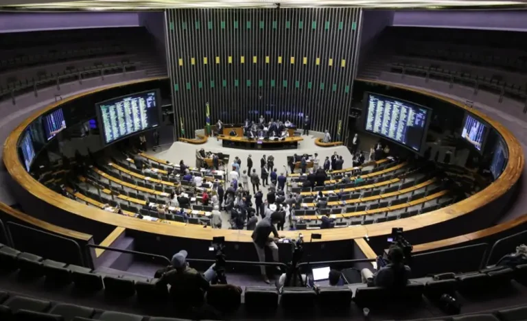Câmara Derruba Mudanças do Senado e Envia MP do Seguro-Defeso para Sanção Presidencial, Impactando Pescadores