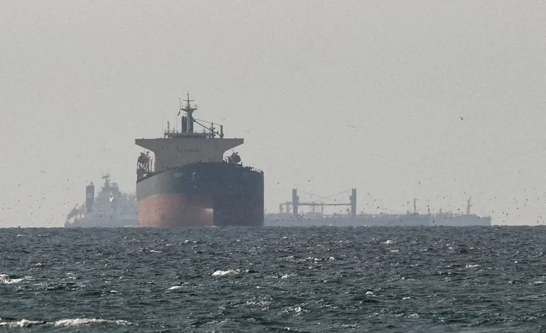 Trump Cobra Reabertura do Estreito de Ormuz, Mas Apenas Navios Irânianos Cruzam em Meio a Tensões Crescentes