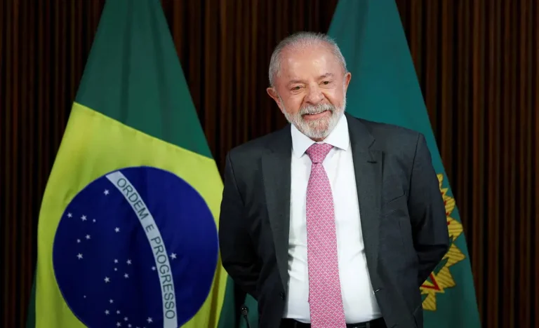 Lula anuncia inclusão de inadimplentes do FIES em pacote contra endividamento e defende investimento em educação