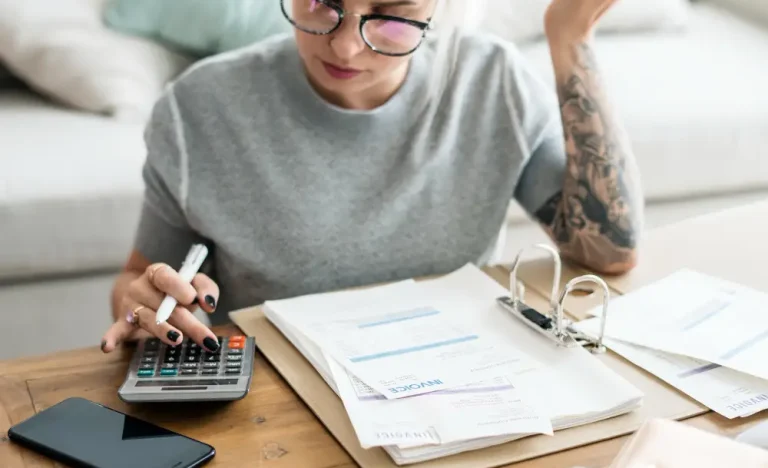 Crise Financeira no Brasil: Datafolha revela que 2 em cada 3 brasileiros estão endividados e cortam gastos essenciais