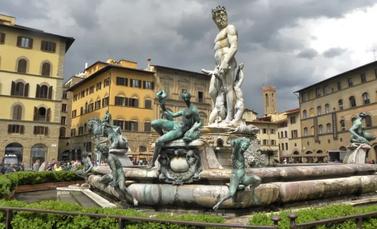 Turista é multada em R$ 29 mil após tentar tocar pênis de estátua icônica em Florença; veja o que aconteceu