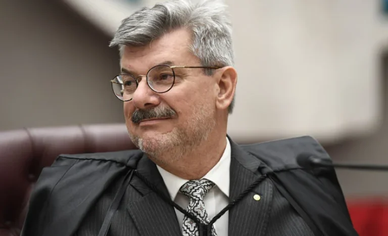 STJ: Ministro afastado por assédio sexual, Buzzi mantém salário de R$ 100 mil com penduricalhos, gerando polêmica
