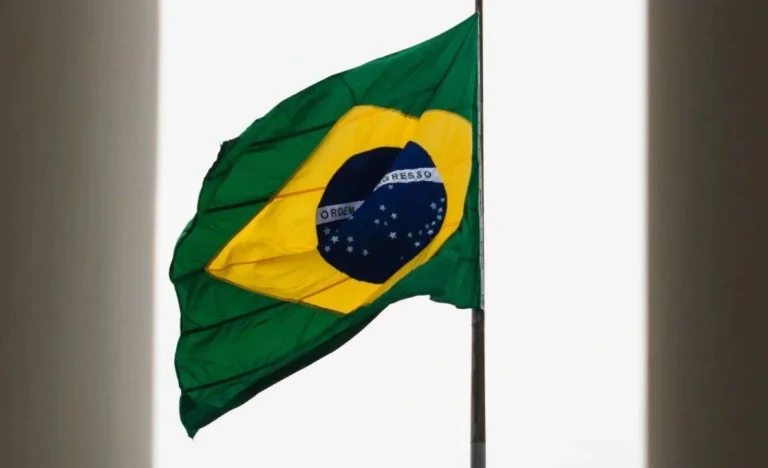 UBS WM: Brasil Brilha entre Emergentes com IA, Commodities e Juros em Queda; Entenda os 3 Fatores Cruciais