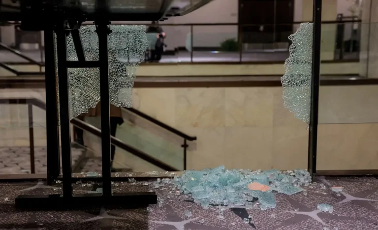 45 anos após Reagan ser baleado no Hilton, Trump escapa de ataque no mesmo hotel; segurança reforçada em eventos presidenciais