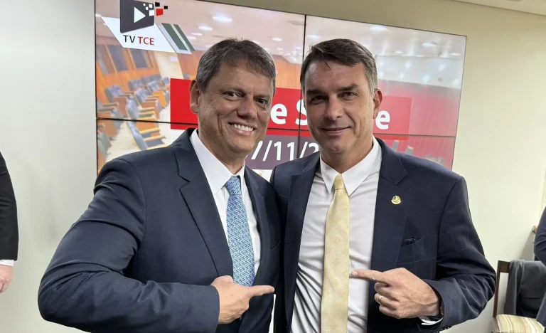 Tarcísio saúda Flávio Bolsonaro na Agrishow e o aponta como “próximo presidente”: “Orgulho do nosso agro”