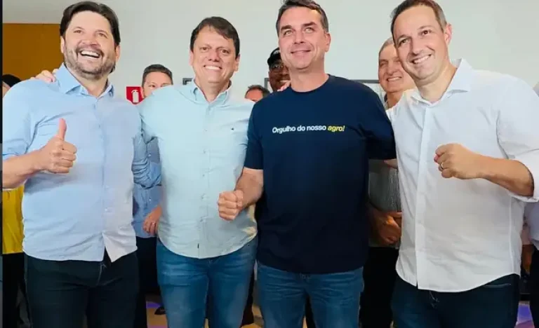 Flávio Bolsonaro: “Tarcísio será presidente um dia” e Agro é tratado como “lixo” pelo governo Lula
