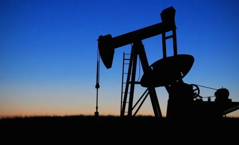 Guerra EUA-Irã sem fim à vista: Petróleo dispara mais de 2% com Estreito de Hormuz fechado e impasse diplomático