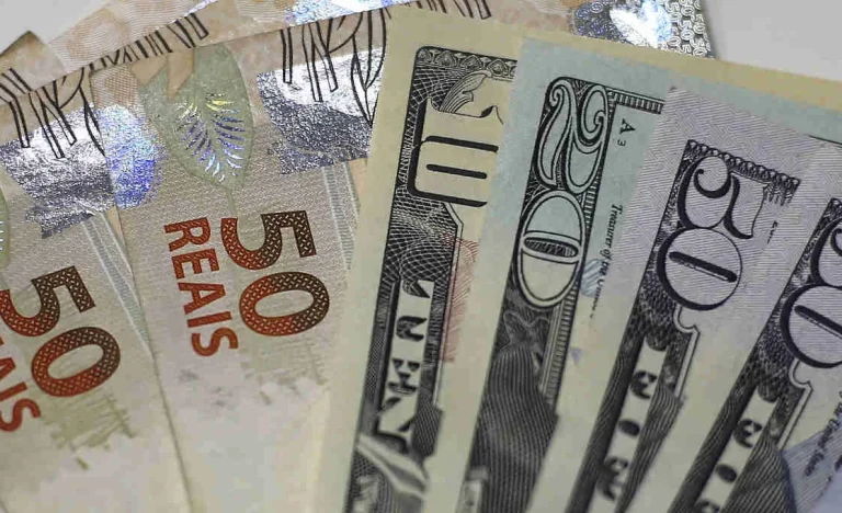 Banco Central Inicia Leilões de Rolagem de Swaps Cambiais em Maio, Impactando o Mercado Futuro de Dólar