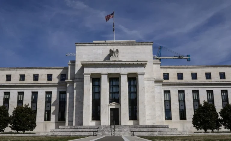 Fed Divide: Juros Altos por Mais Tempo nos EUA? Economistas Alertam para Cautela e Impacto Global
