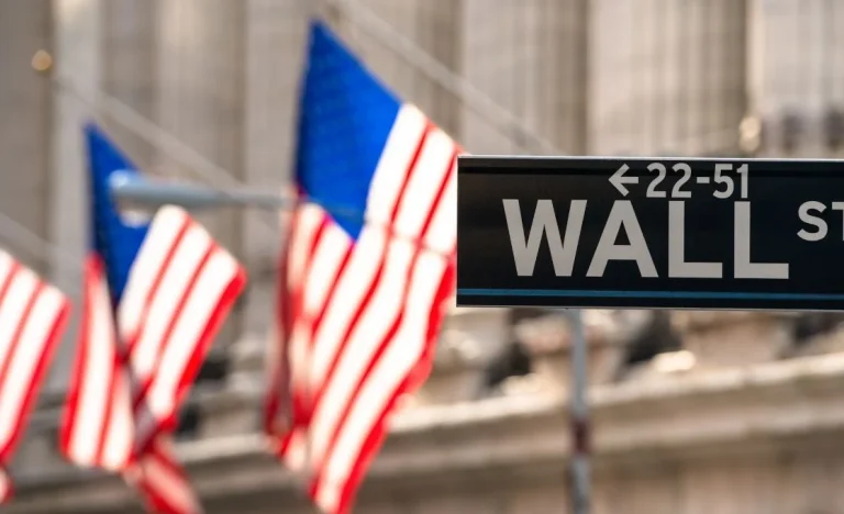 Wall Street em Montanha-Russa: Juros Fed Estáveis, Sombra de Guerra e Balanços de Big Techs Agitam Mercado