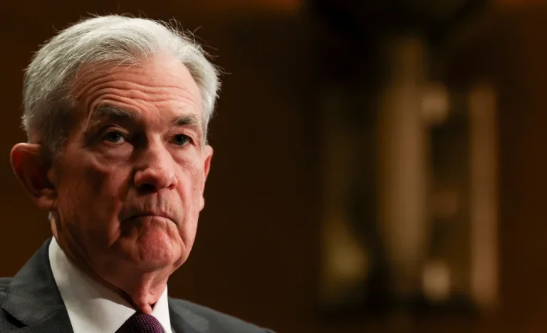 Powell Sinaliza Fim do Ciclo de Alta de Juros do Fed, Mas Alerta: Inflação Ainda é Desafio e Fed Cauteloso