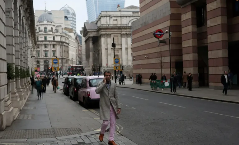 Bolsa de Londres Estável: Guerra, Juros do BoE e Balanços Corporativos Pressionam Investidores em Dia de Baixa Liquidez