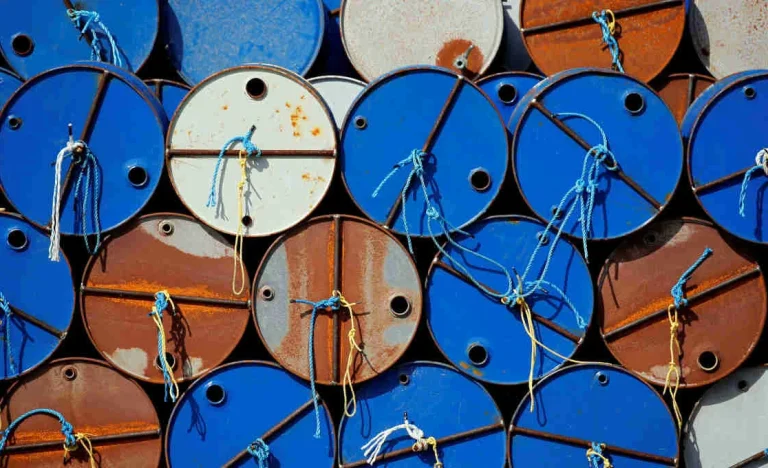 Petróleo em Montanha-Russa: Irã Propõe Paz, Mas Negociações com EUA Esfriam e Brent Dispara 9% na Semana