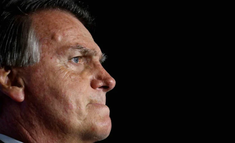 Cirurgia de Bolsonaro no ombro direito é concluída com sucesso; ex-presidente permanece em observação clínica em hospital de Brasília
