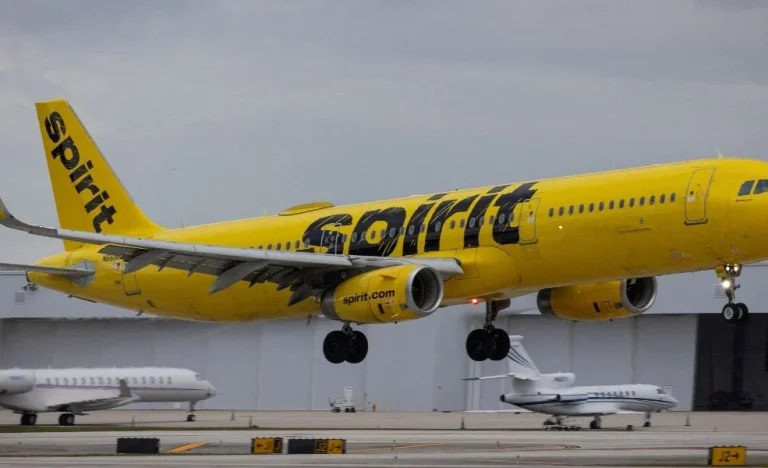 Spirit Airlines Fecha as Portas nos EUA: Primeira Vítima Aérea da Guerra no Irã e Falha em Plano de Resgate de Trump