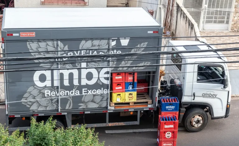 Ambev (ABEV3) Divulga Balanço 1T26: Analistas Preveem Trimestre Fraco com Consumo em Baixa no Brasil e Efeitos Cambiais