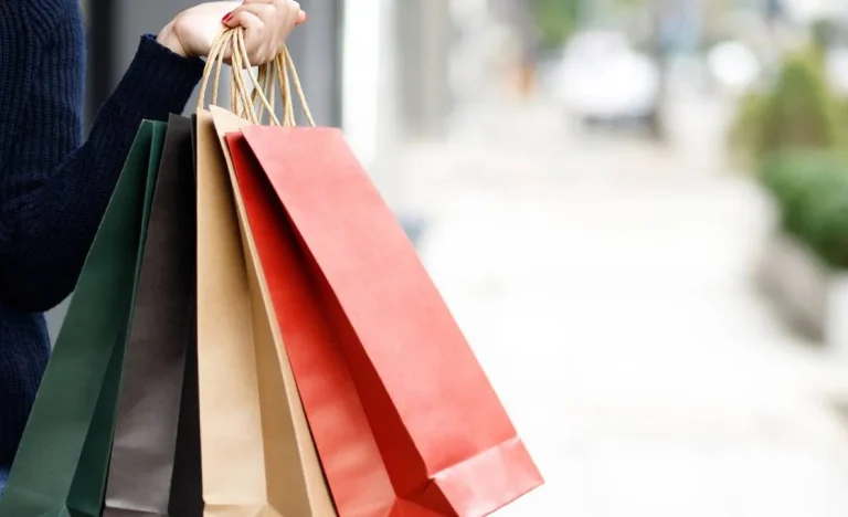 Lucro da Azzas (AZZA3) despenca 45,7% no 1º tri: Entenda o motivo da queda e o impacto nas marcas Arezzo e Hering