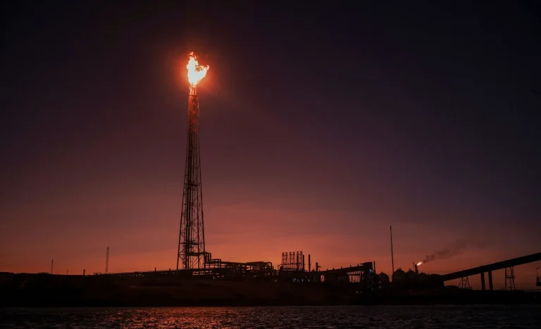 Trump prometeu transparência no petróleo da Venezuela, mas acordos secretos e corrupção persistem