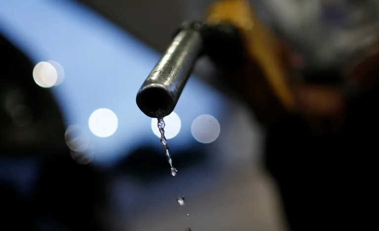EUA consideram suspender imposto federal sobre gasolina para frear alta nos preços dos combustíveis, diz secretário de Energia