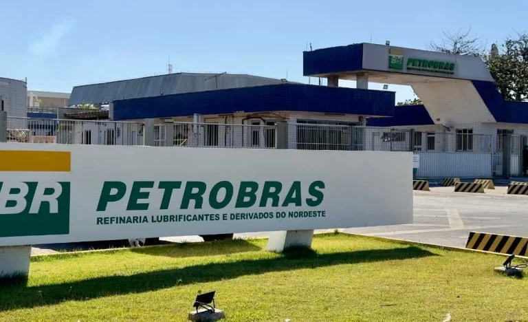 Petrobras (PETR4): ADRs oscilam em NY apesar de R$ 9 bilhões em JCP e alta do petróleo com conflito no Oriente Médio