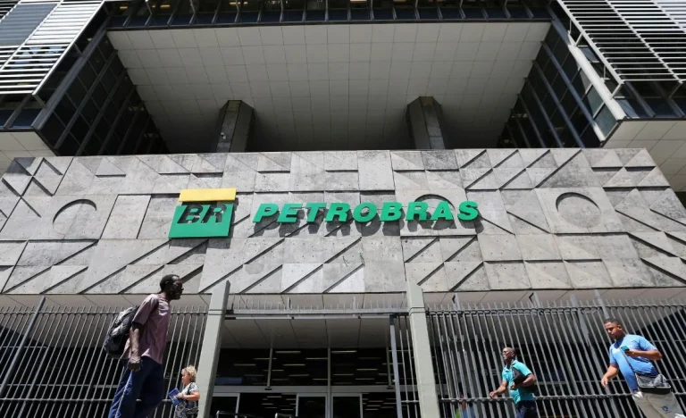Petrobras Anuncia JCP de R$ 9 Bilhões: Ibovespa em Dólar Cai com IPCA em Vista e Tensão Global
