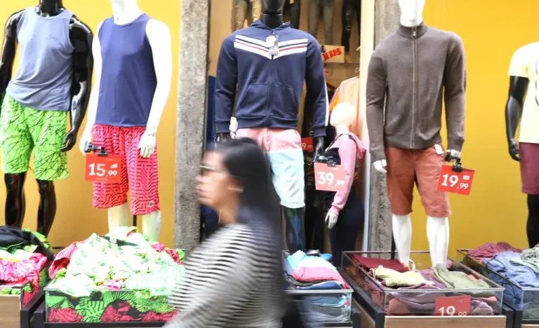 Varejo Brasileiro sob Atenção: Vendas em Março, Balanços e Impacto da ‘Taxa das Blusinhas’ Agitam Mercados