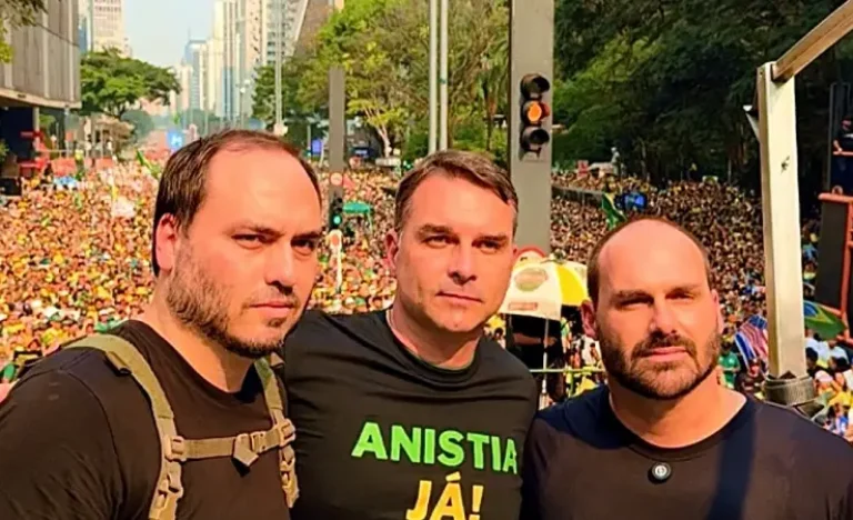 Briga de Família: Carlos e Eduardo Bolsonaro Atacam Zema Após Crítica a Flávio Bolsonaro e Áudio Vazado sobre Financiamento de Filme
