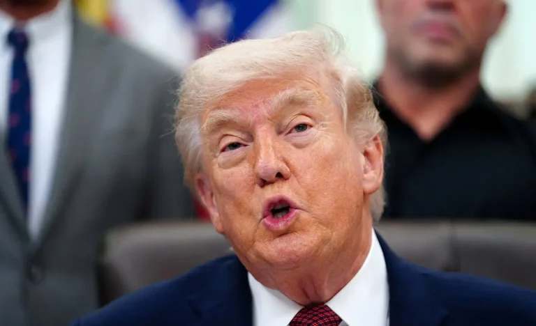 Decreto de Trump sobre Voto pelo Correio Enfrenta Desafio Judicial: Democratas Alegam Privar Milhões de Eleitores Qualificados