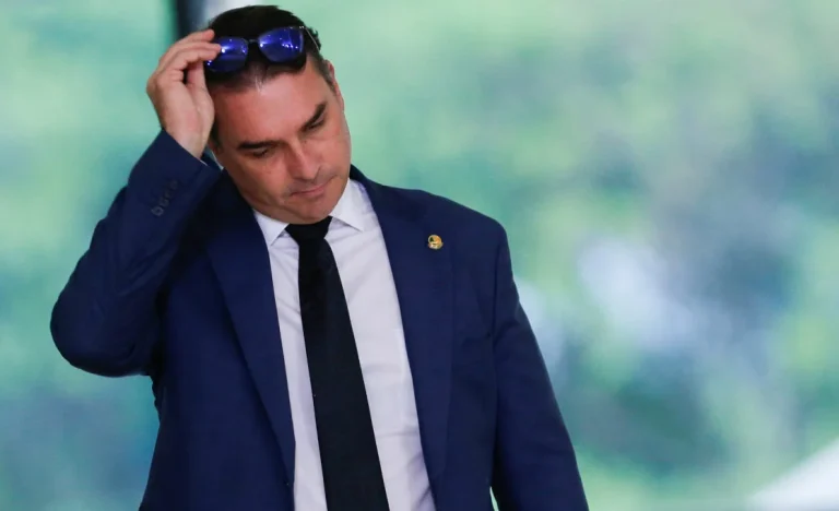 Flávio Bolsonaro Ignora Vazamentos e Afirma: ‘Não Vou Desistir da Presidência, Tenho Sangue de Bolsonaro’