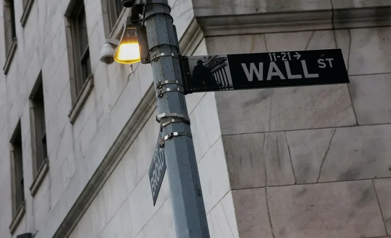 Petróleo Brent dispara para US$ 110 com tensão EUA-Irã e Dow Jones Futuro cai, confira o impacto nos juros e ações