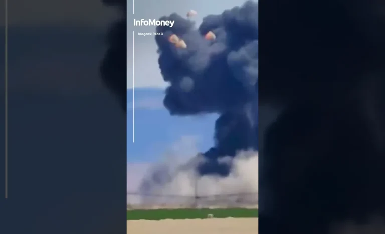 Aviões Colidem e Explodem em Exibição Aérea nos EUA; Pilotos se Ejetam em Momento Dramático