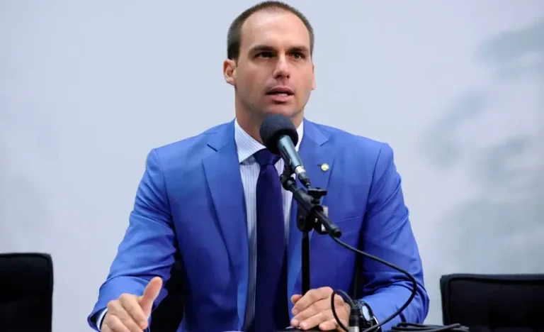 PF Investiga R$ 134 Milhões Para Filme de Bolsonaro: Cooperação com EUA é Desafio Chave para Desvendar Destino do Dinheiro