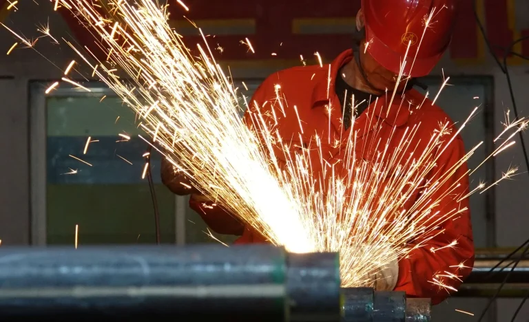 Produção Industrial da China Desacelera em Abril, Varejo Fraco Preocupa Analistas e Investidores Globais