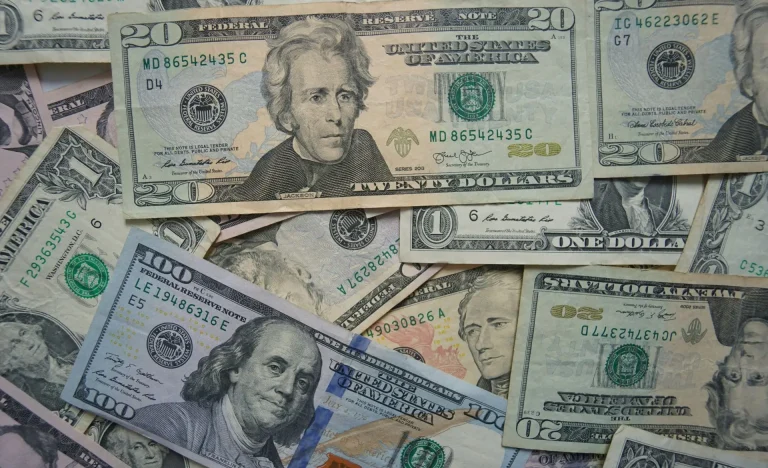 Dólar hoje sobe e volta a superar R$ 5 após tombo na véspera; entenda a influência do Oriente Médio e Fed