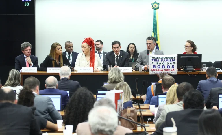 Fim da Escala 6×1: Pedido de Vista Coletiva Adia Votação da PEC na Câmara; Saiba os Próximos Passos