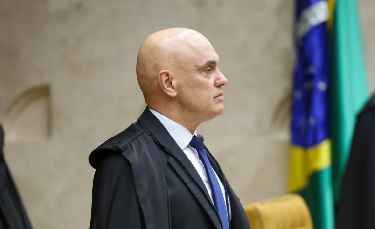 Alexandre de Moraes pede parecer da PGR para incluir Jair e Flávio Bolsonaro em inquérito de Eduardo sobre financiamento de filme