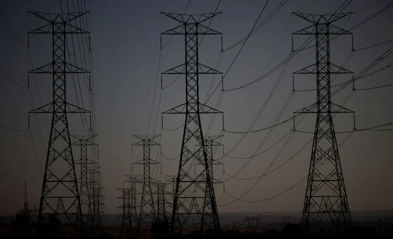 Decisão Judicial Sacode Bolsa: ISA e Axia Desabam Após Suspensão de Indenização Bilionária para Transmissoras de Energia